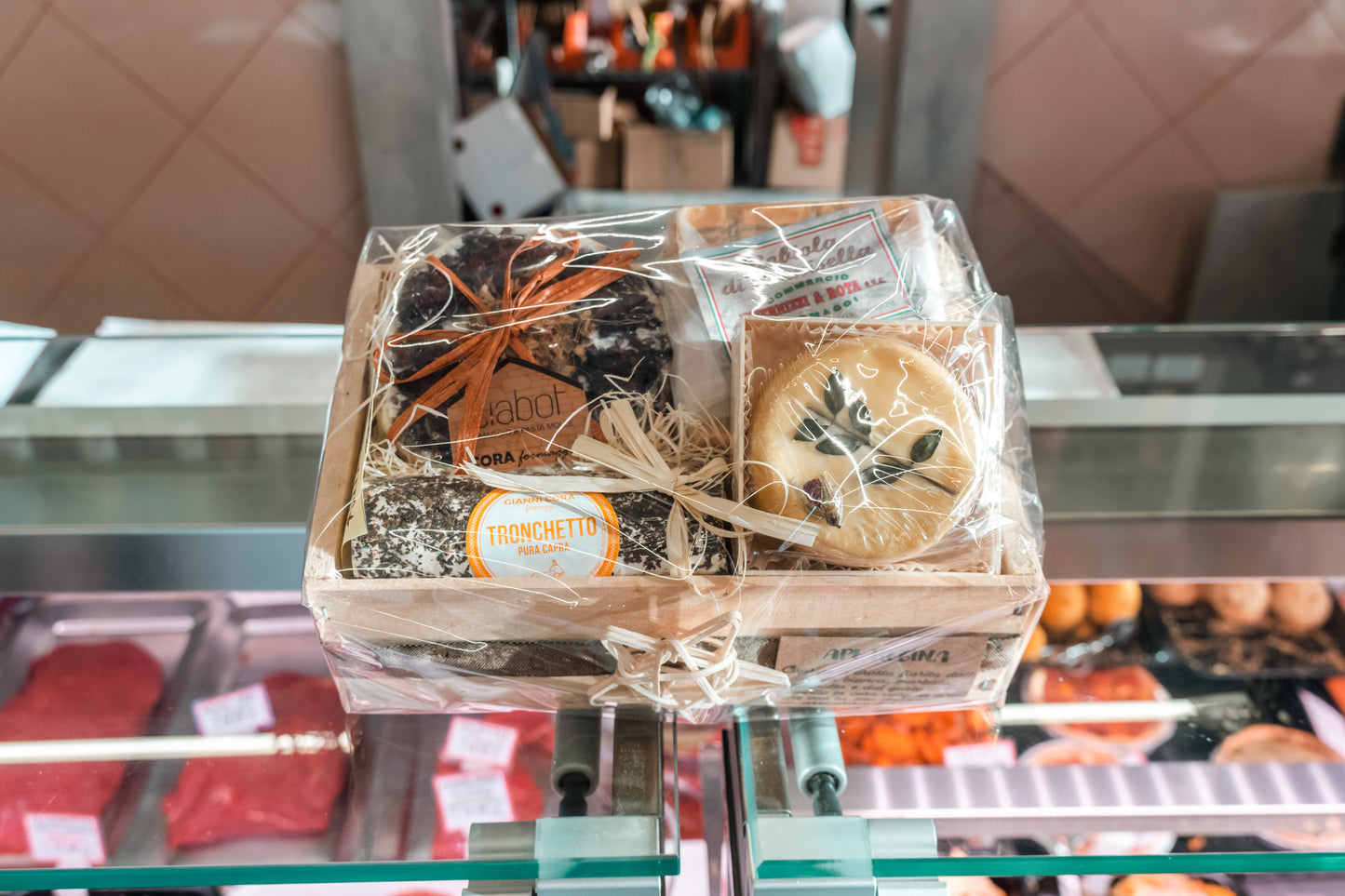 CONFEZIONE CON FORMAGGI SELEZIONATI + COMPOSTINA DA 40/45€