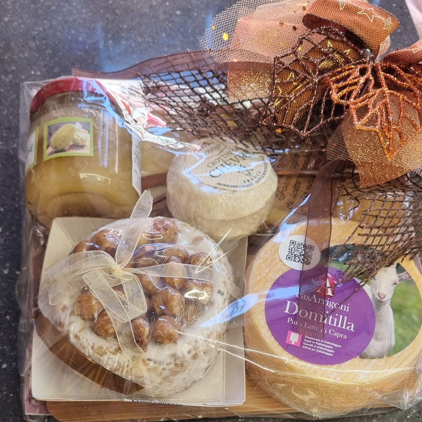 CONFEZIONE CON FORMAGGI SELEZIONATI + COMPOSTINA DA 40/45€