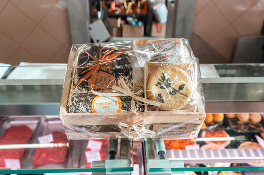 CONFEZIONE CON  FORMAGGI SELEZIONATI + COMPOSTINA DA 40/45€