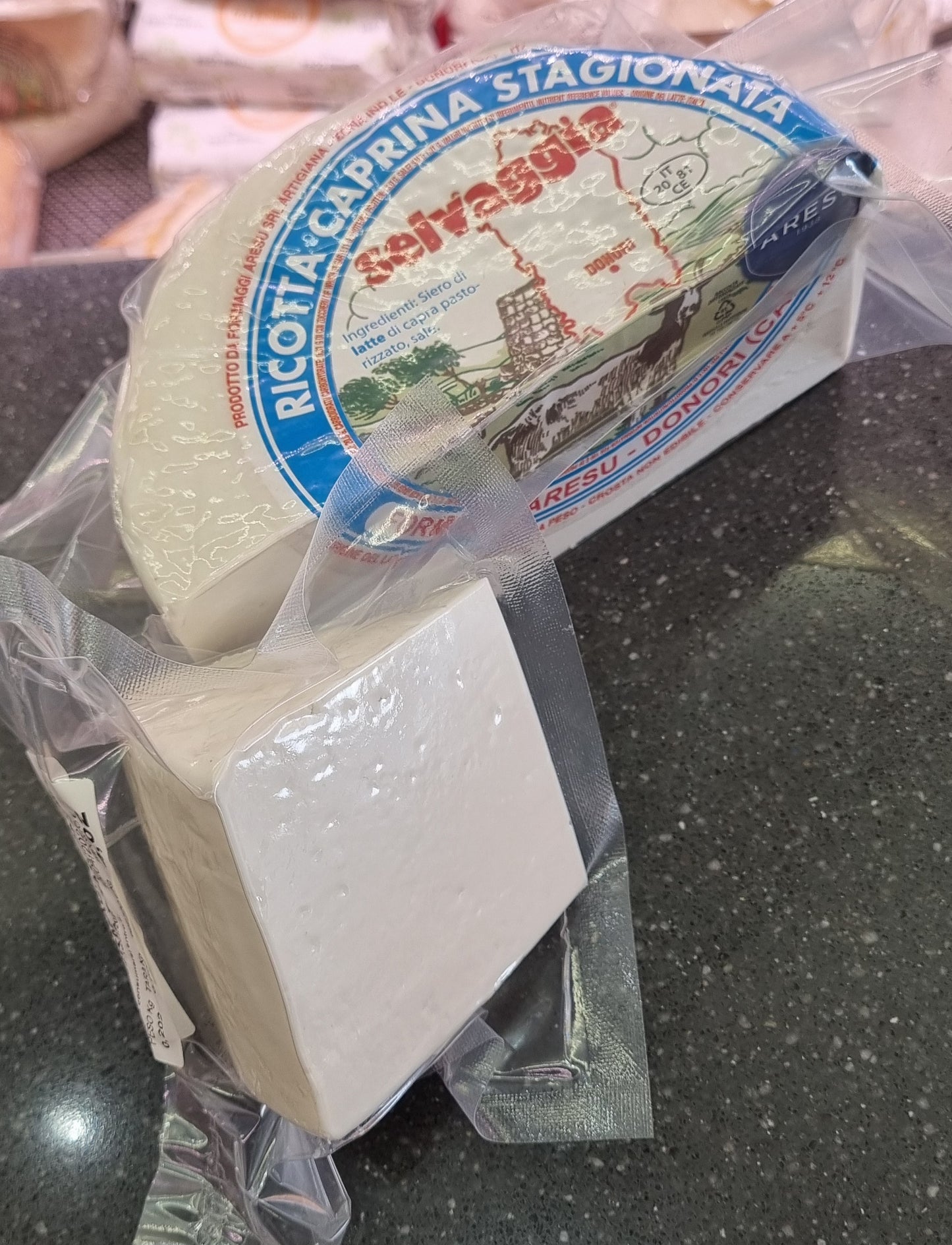 RICOTTA DI CAPRA STAGIONATA(non troppo salata)