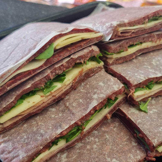 QUADROTTO DI CARNE CON PROSCUTTO COTTO, FORMAGGIO E RUCOLA